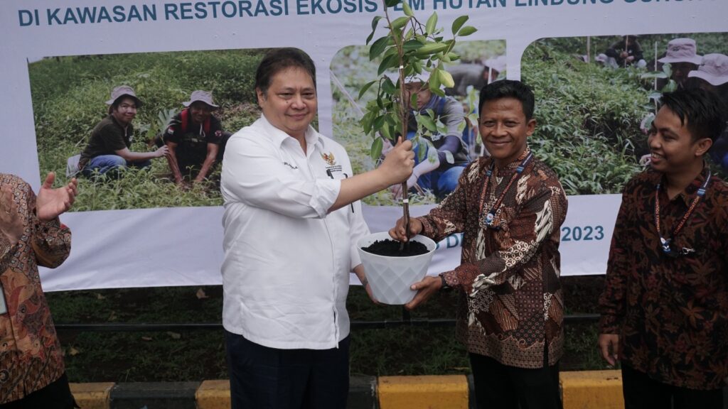 Foto 3 - Ceremonial bersama Airlangga Hartarto (Menteri Koordinator Bidang Perekonomian Republik Indonesia) di program penanaman 5.000 pohon bersama Cargill