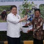 Foto 3 - Ceremonial bersama Airlangga Hartarto (Menteri Koordinator Bidang Perekonomian Republik Indonesia) di program penanaman 5.000 pohon bersama Cargill