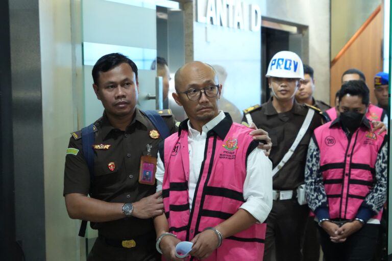 Penyidik pada JAM PIDSUS Tetapkan dan Tahan 7 Tersangka Perkara Tata Kelola Minyak Mentah  di PT Pertamina