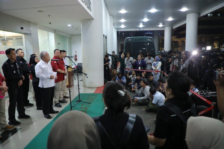 Penyidik pada JAM PIDSUS Tetapkan dan Tahan 2 Tersangka Baru Perkara Tata Kelola Minyak Mentah  di PT Pertamina