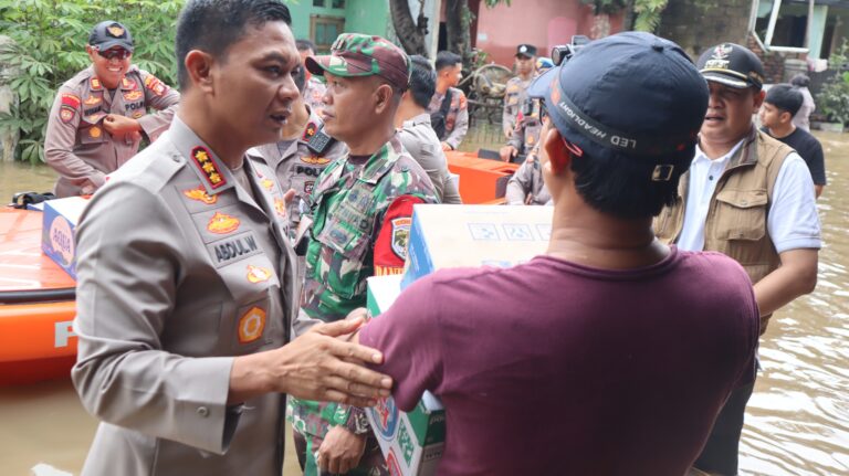 Polri-TNI Bagikan Makanan ke Warga Terdampak Banjir di Sawangan, Depok