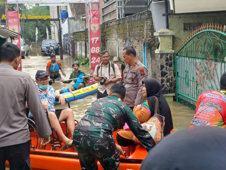 TNI-Polri Bantu Evakuasi Korban Banjir 1,5 Meter yang Mau Cuci Darah