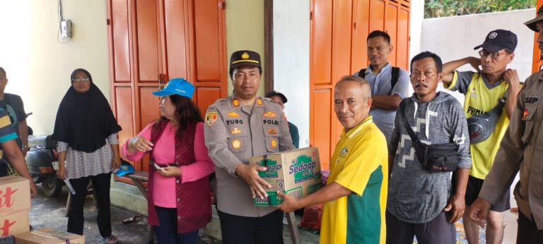 Masyarakat Yang Terdampak Banjir, Mendapatkan Bantuan Dari Polsek Tambelang