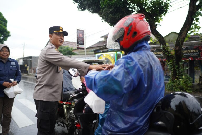 Berrkah Ramadhan, Polwan Polresta Banyumas Bagikan 100 Takjil Kepada Pengguna Jalan