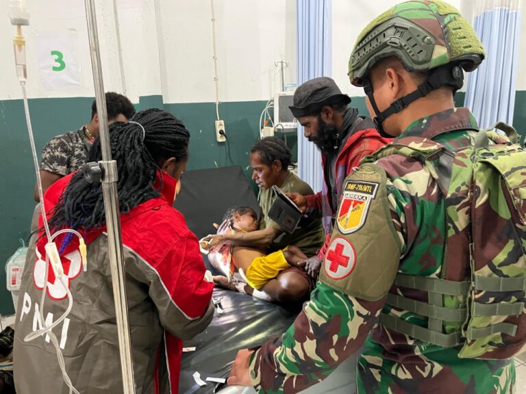 Aksi Heroik, Satgas Yonif 715/Mtl Bantu Evakuasi Anak Papua ke RS