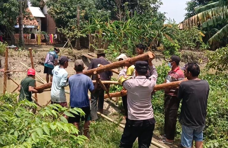 Bhabinkamtibmas Desa Karangpatri dan Warga Gotong Royong Perbaiki Jembatan Yang Rusak