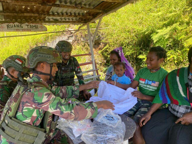 Menyambut Ibadah Minggu, Satgas Yonif 715/Mtl Berbagi Kasih Dengan Masyarakat