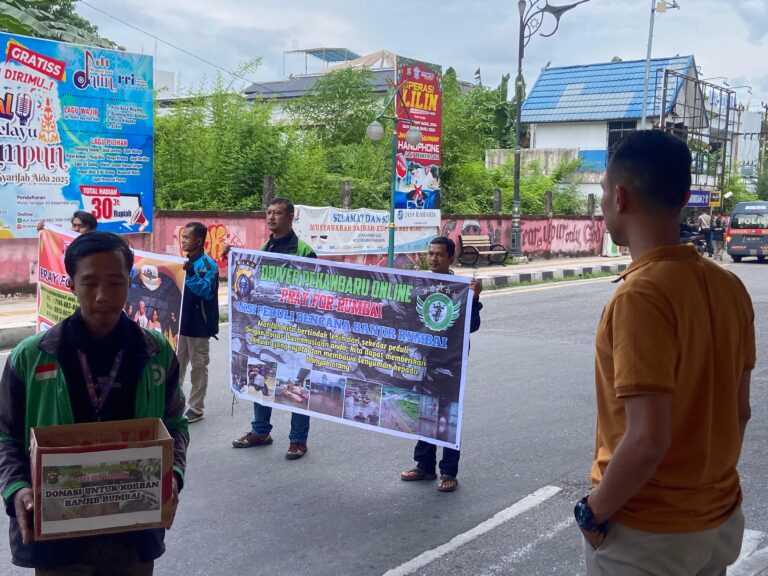 Komunitas Driver Online Pekanbaru dan Polda Riau Bersinergi Bantu Korban Banjir di Rumbai