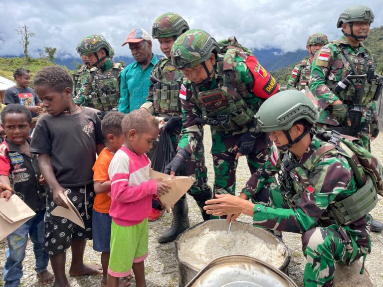 Makan Bersama dan Pemeriksaan Kesehatan Wujud Kepedulian Satgas Yonif 715/Mtl