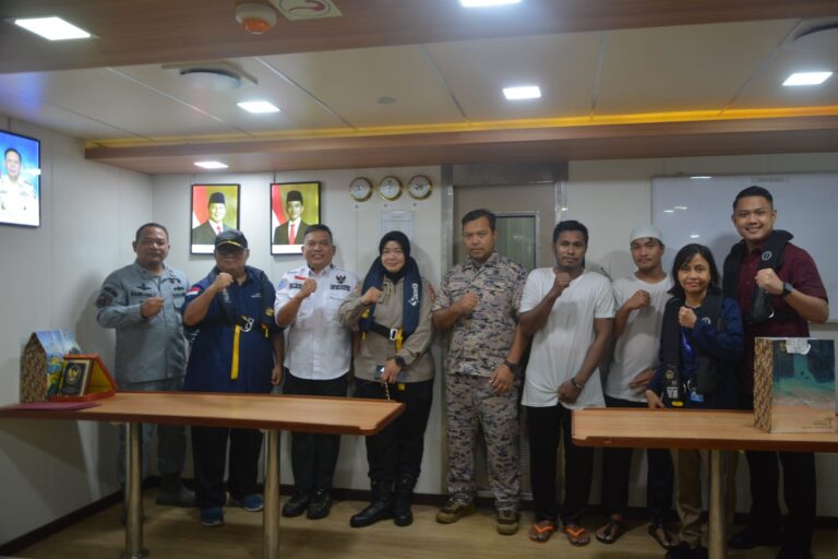 Bakamla RI Jemput 2 Nelayan Indonesia di Perbatasan Terluar Indonesia Malaysia