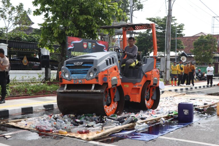 Polres Kebumen Musnahkan Barang Bukti Miras dan Knalpot Brong Hasil Operasi Penyakit Masyarakat