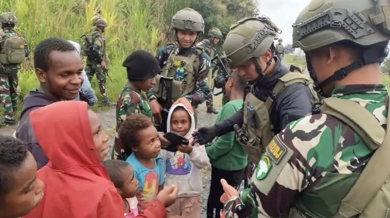 Sukseskan Program Pemerintah, Satgas Yonif 112/DJ Kodam Iskandar Muda Gelar Layanan Kesehatan Gratis dan Pembagian MBG