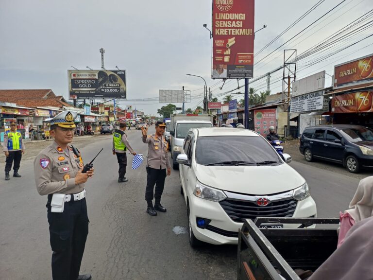 Pastikan Perjalanan Aman, Kapolresta Banyumas Turun Pantau Arus Di Simpang Kemranjen