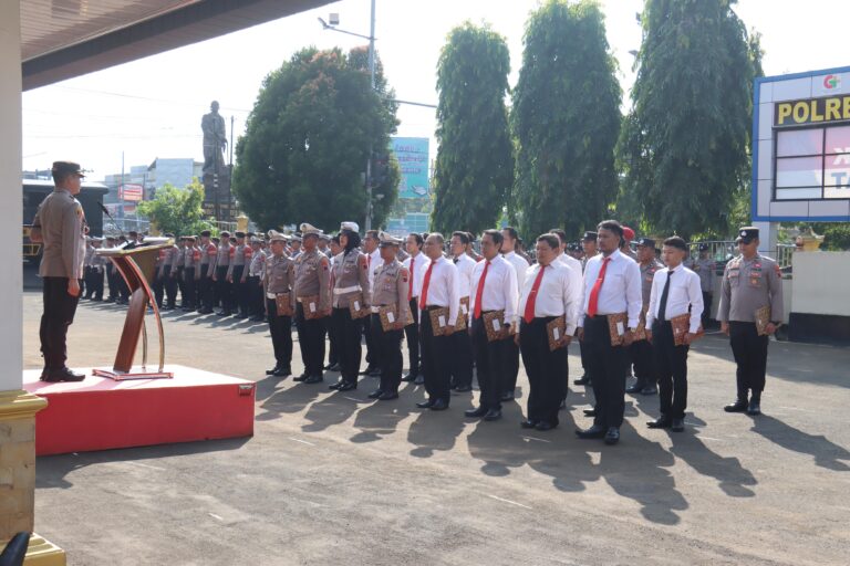 Polres PurbaIingga Beri Penghargaan 23 Personel Berprestasi