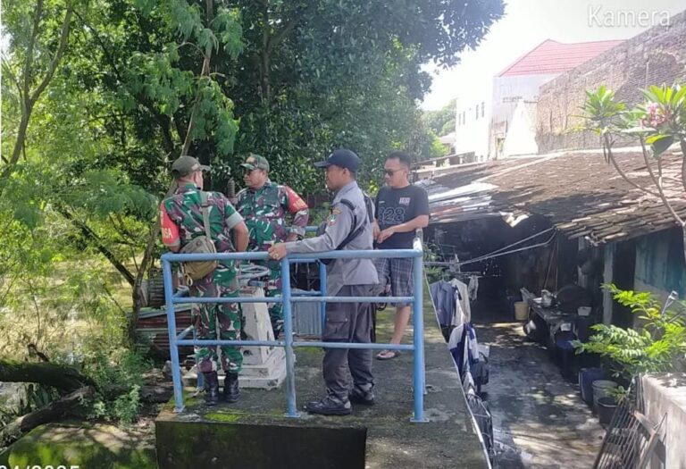 Babinsa Joyotakan Melaksanakan Patroli Di Wilayah Binaan