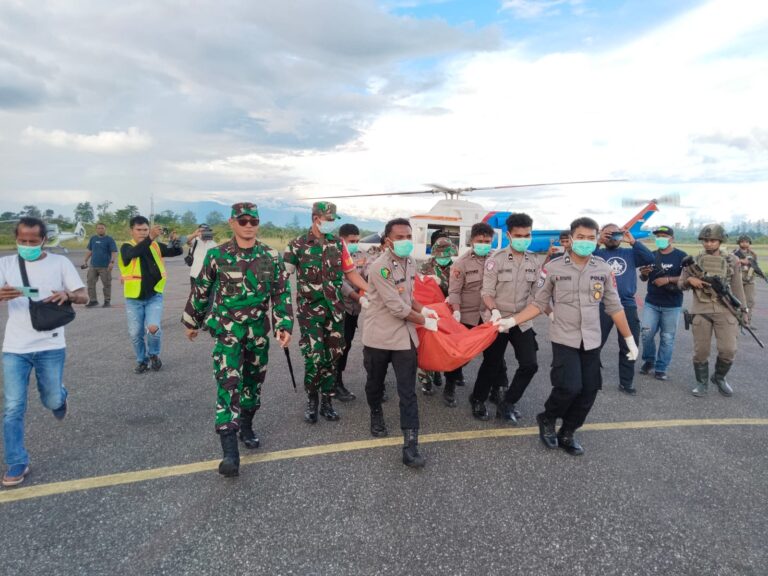 1715/Yahukimo Bantu Polri Evakuasi Jenazah Korban Kekejaman OPM di Muara Kum, Distrik Seradala