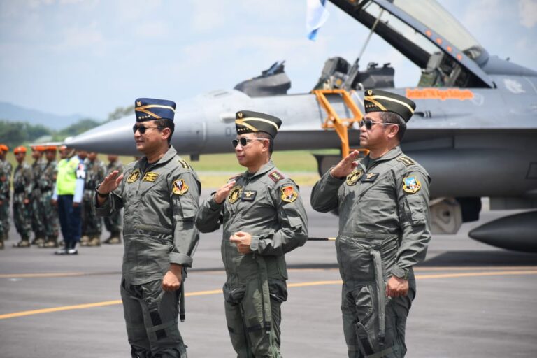 Panglima TNI dan Kasad Terima Wing Kehormatan Penerbang Kelas I TNI Angkatan Udara