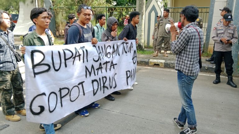 Puluhan Mahasiswa,Yang Tergabung Dalam INKASTRA Lakukan Aksi Unjukrasa Di Halaman Pemkab Bekasi.