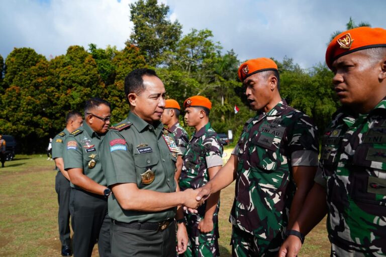 Tingkatkan Kemampuan K9 TNI, Panglima TNI Tinjau Pelatihan Anjing Pelacak di Bogor