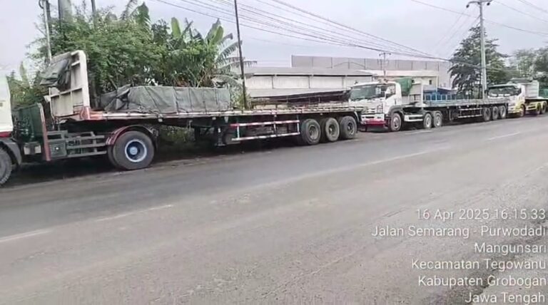 Truk Tronton Parkir Sembarangan di Jalur Tegowanu-Gubug Grobogan, Masyarakat Resah – APH Terkesan Tutup Mata.