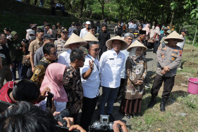 Polres Kebumen Mengamankan Kunjungan Kerja, Menteri  Lingkungan Hidup/Kepala Badan Pengendalian Lingkungan Hidup di TPA Kaligending Kebumen