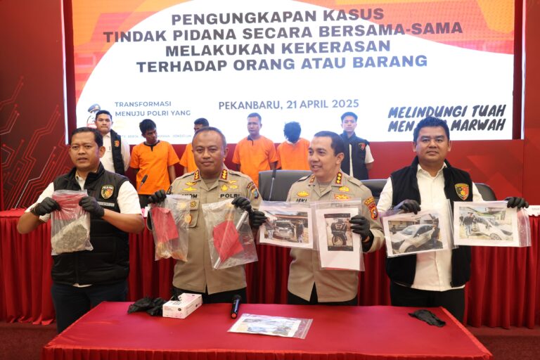 Polda Riau Tangkap Empat Debt Collector Yang Terlibat Pengrusakan dan Intimidasi