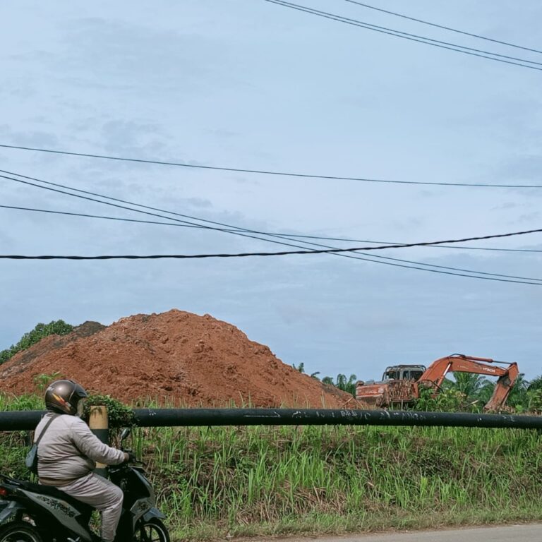 Aktivitas Galian C Diduga Ilegal Milik MR Beroperasi di Jalan Lintas Ujung Bantu – Petapahan, APH Kecolongan