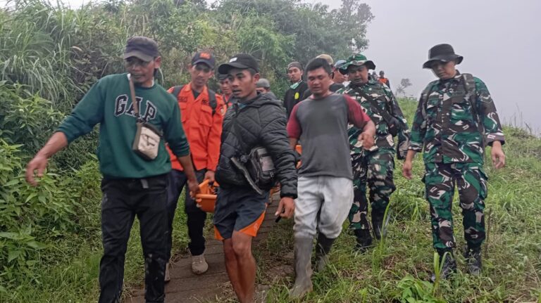 Tim Sar Gabungan Akhirnya Berhasil Evakuasi Pendaki Yang Hilang di Kawasan Hutan TNGM