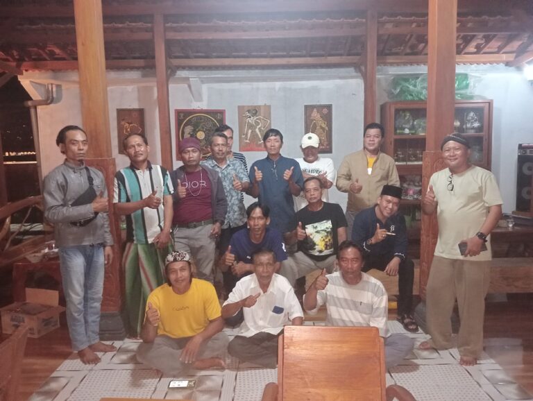 Kopdar Hangat Warga Patimuan Bahas Kaos Grup dan Kabar Desa, Jamuan Sup Tempoyak Jadi Daya Tarik di Kediaman Bapak Daim