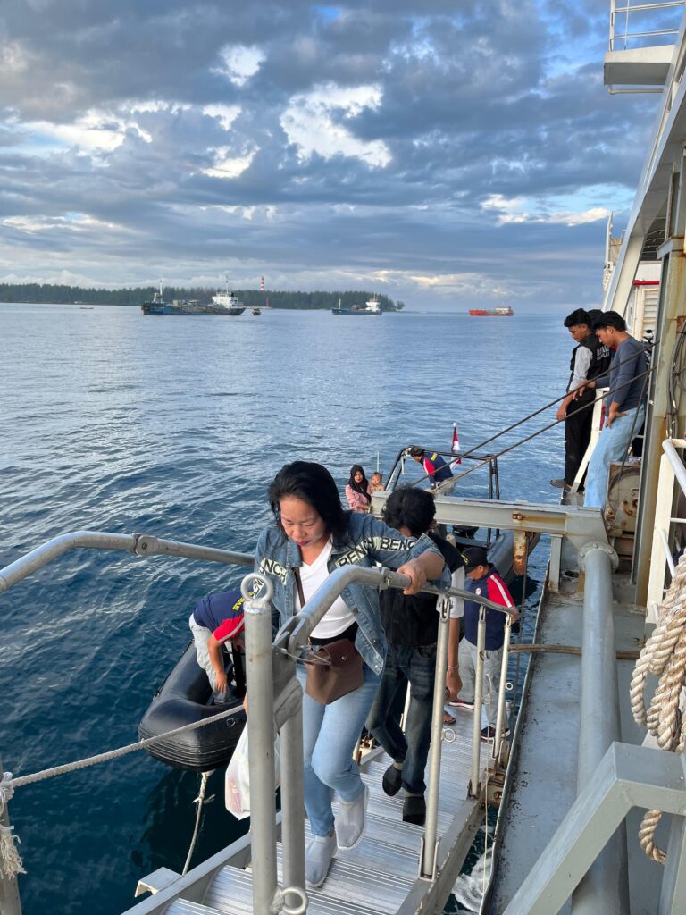 Bakamla RI Bersama Rapala Bengkulu Laksanakan Perbantuan Transportasi Warga ke Pulau Enggano