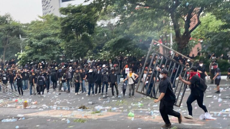 Lindungi Buruh dari Aksi Anarkis, Polisi Bubarkan Kelompok Anarko Yang Ganggu Aksi Damai Mayday