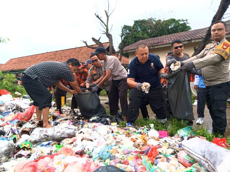 Turun Langsung, Kapolsek Serang Baru Bersama Camat Beserta Ormas PP,Gotong Royong Bersihkan Sampah