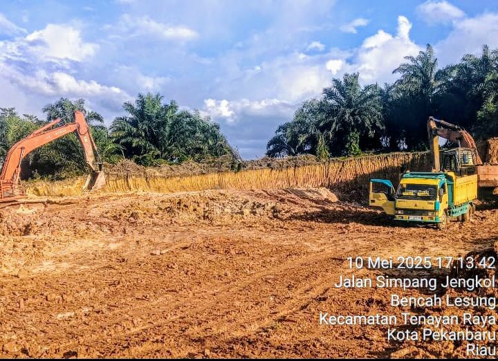 Polsek Tenayan Raya dan Pemko Pekanbaru Tutup  Aktifitas Tanah Urug Simanjuntak Group di Kelurahan Sialang Sakti