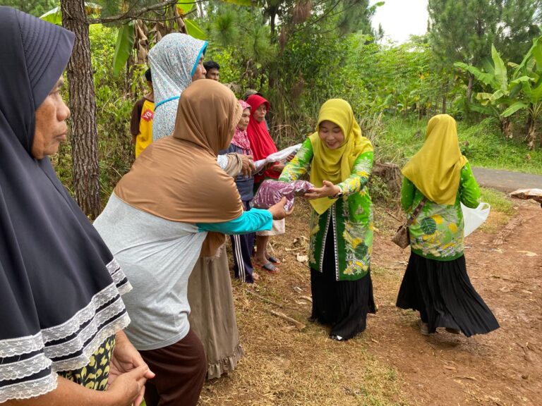 Sambang Wono: KKPH Banyumas Barat Salurkan Bantuan Sembako untuk Penyadap Getah Pinus BKPH Majenang