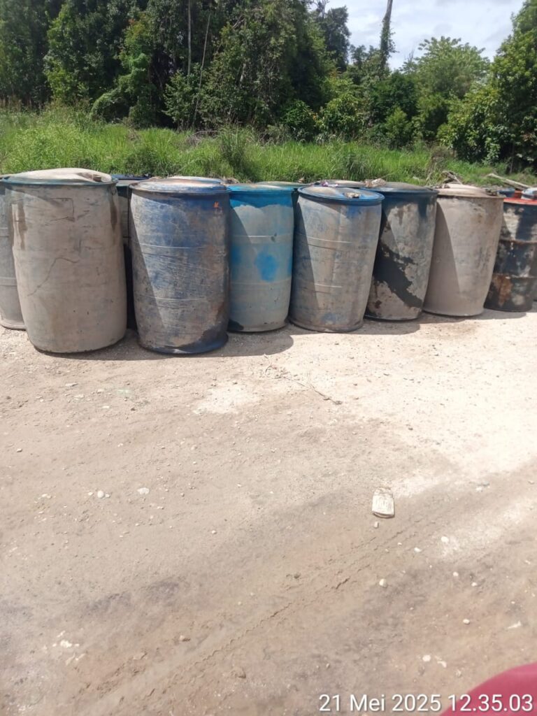 Puluhan Drum Solar Subsidi Diduga untuk Tambang Emas Ilegal Ditemukan Terbengkalai di Kapuas Hulu