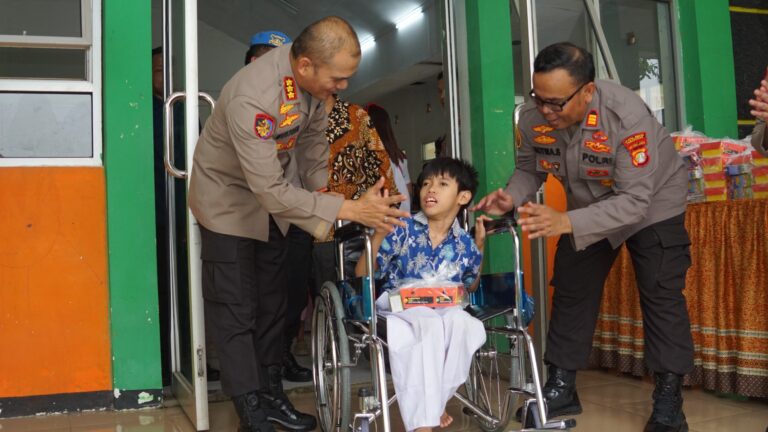Kapolres Metro Bekasi Gelar Bakti Sosial dan Kesehatan di SLB Negeri Bekasi Dalam Rangka HUT Bhayangkara ke-79