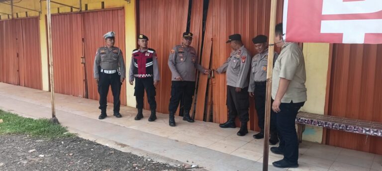 Ciptakan Lingkungan Aman dan Damai Kapolsek Serang Baru Beserta Anggota Melaksanakan Patroli Kewilayahan