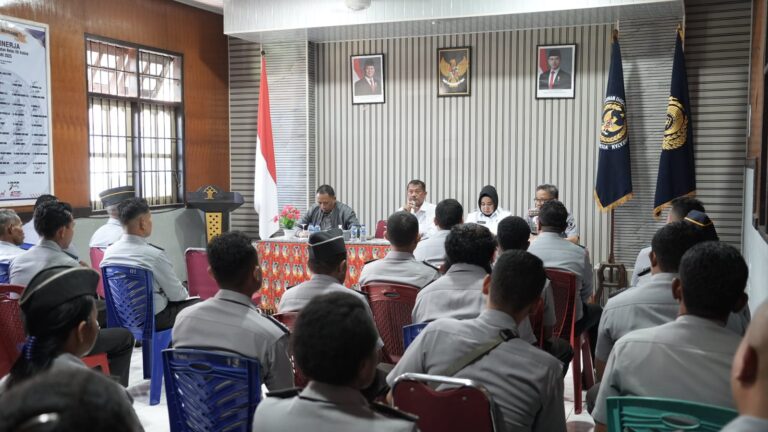Dirjenpas Mashudi Jenguk Langsung Petugas Lapas yang Dirawat di RSUD Nabire