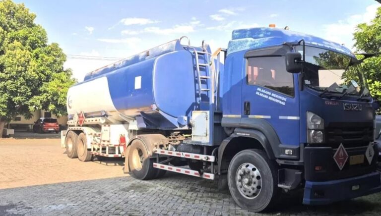 Truk Tangki Bermodus Transportir Industri Diduga Angkut BBM Subsidi di Wilayah Probolinggo.