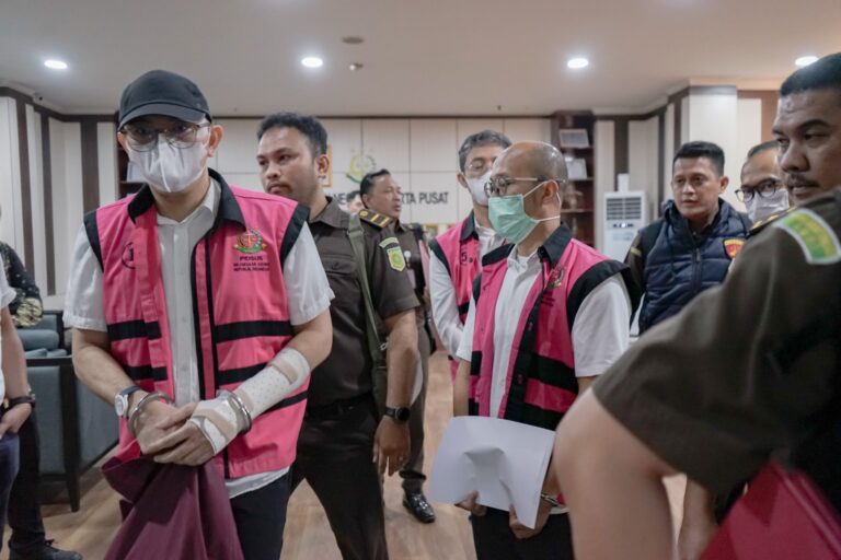 Penyerahan Tersangka dan Barang Bukti (Tahap II)  dalam Perkara Minyak Mentah PT Pertamina terhadap 9 Orang Tersangka