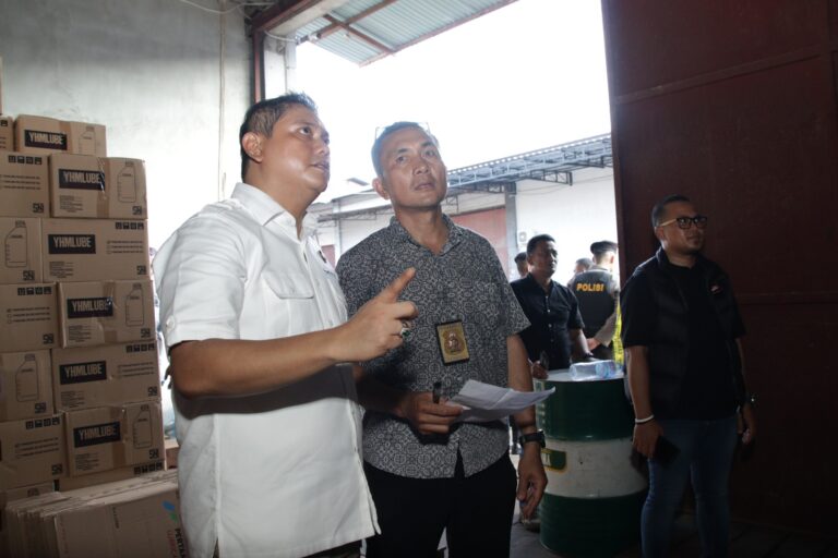 Inilah Hasil Olah TKP Ulang di Gudang Oli Ilegal Yang Diduga Palsu di Kubu Raya