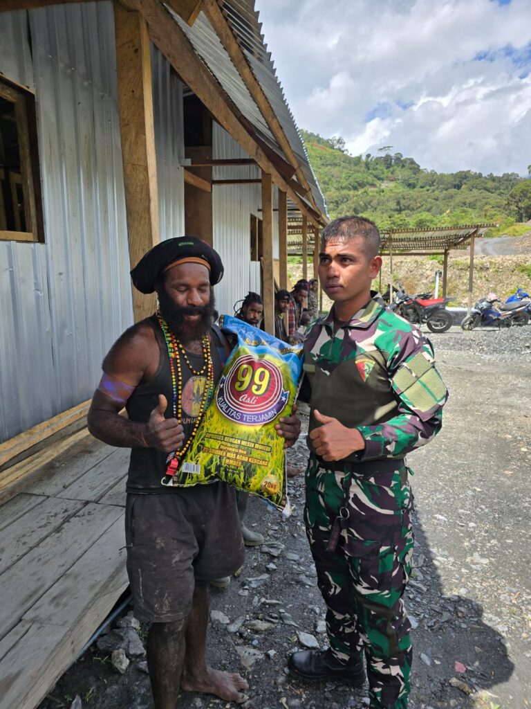 Satgas Yonif 715/Mtl Bagikan Sembako Memperkuat Kepedulian Terhadap Sesama Diperbatasan