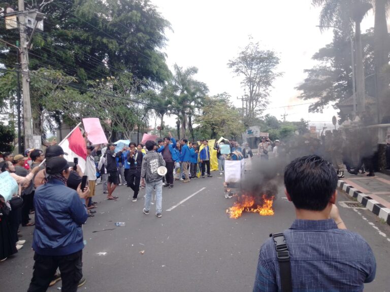 Jeritan PKL Kuningan Usai Relokasi: Dagangan Sepi, Rumah Disita, Kehidupan Terpuruk
