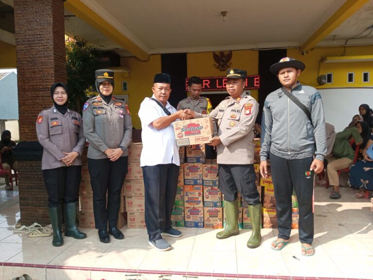 Peduli Korban Banjir Kapolsek Tambelang Berikan Bantuan Mie Instan dan Air Mineral