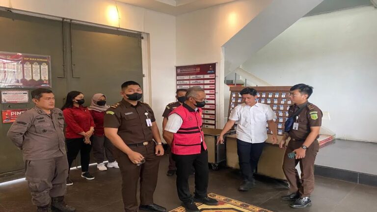 Sekda Singkawang Ditahan: Dugaan Korupsi Keringanan Retribusi Rugikan Negara Rp3,1 Miliar