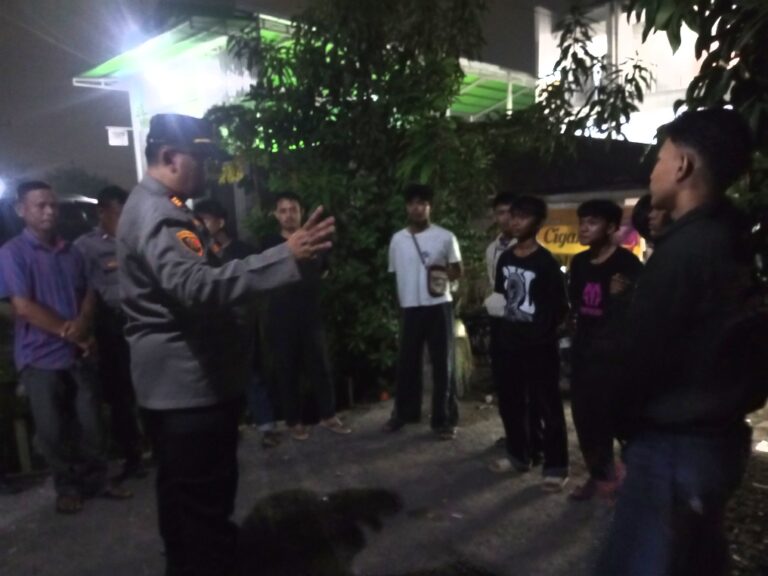 Kapolsek Serang Baru Gelar Patroli Biru Berikan Himbauan Kepada Remaja Yang Sedang Berkumpul