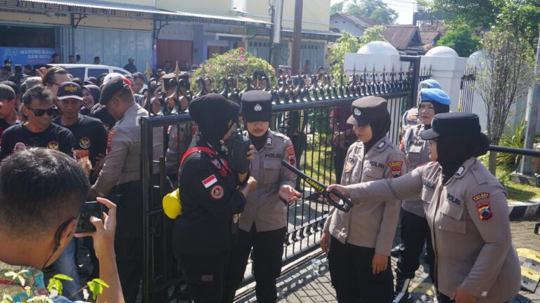 Polres Purbalingga Amankan Aksi Solidaritas LSM di Pengadilan Negeri