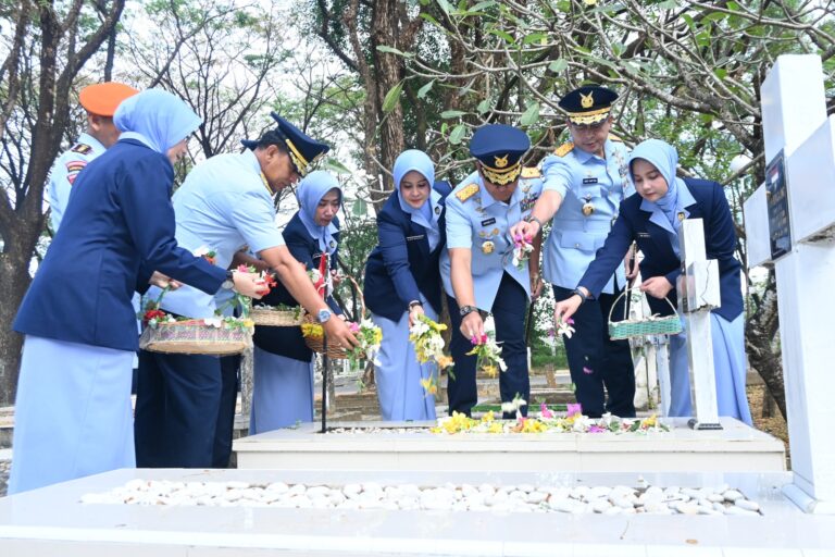 Danlanud Sultan Hasanuddin Pimpin Upacara Ziarah Peringatan Ke-78 TNI AU