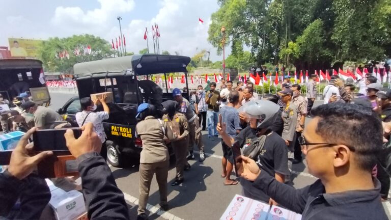 Pati Geger, Ratusan Massa Gruduk Satpol PP Meminta Kembali Barang Donasi yang Disita
