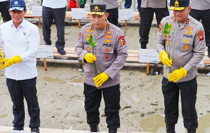 Kapolri dan Menteri LHK Tanam Mangrove di Mempawah, Dukung Pemulihan Ekosistem Pesisi